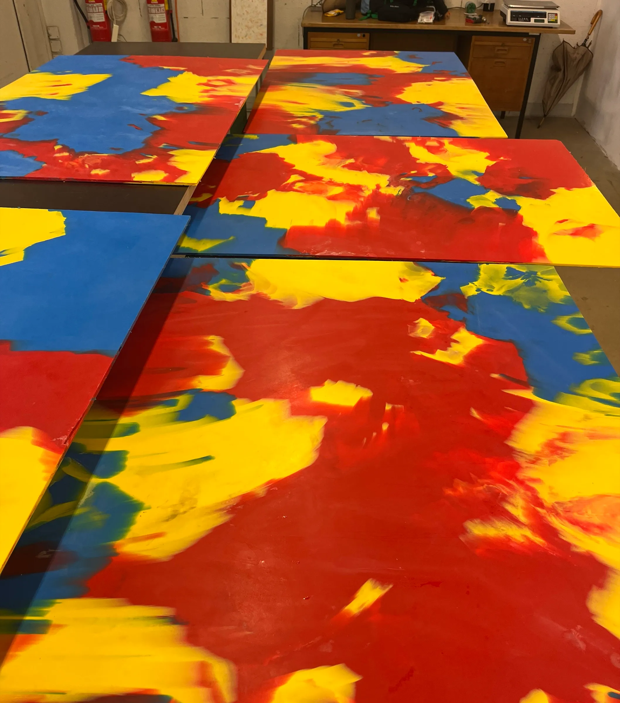 Panneaux marbrés rouge, jaune et bleu à l'atelier