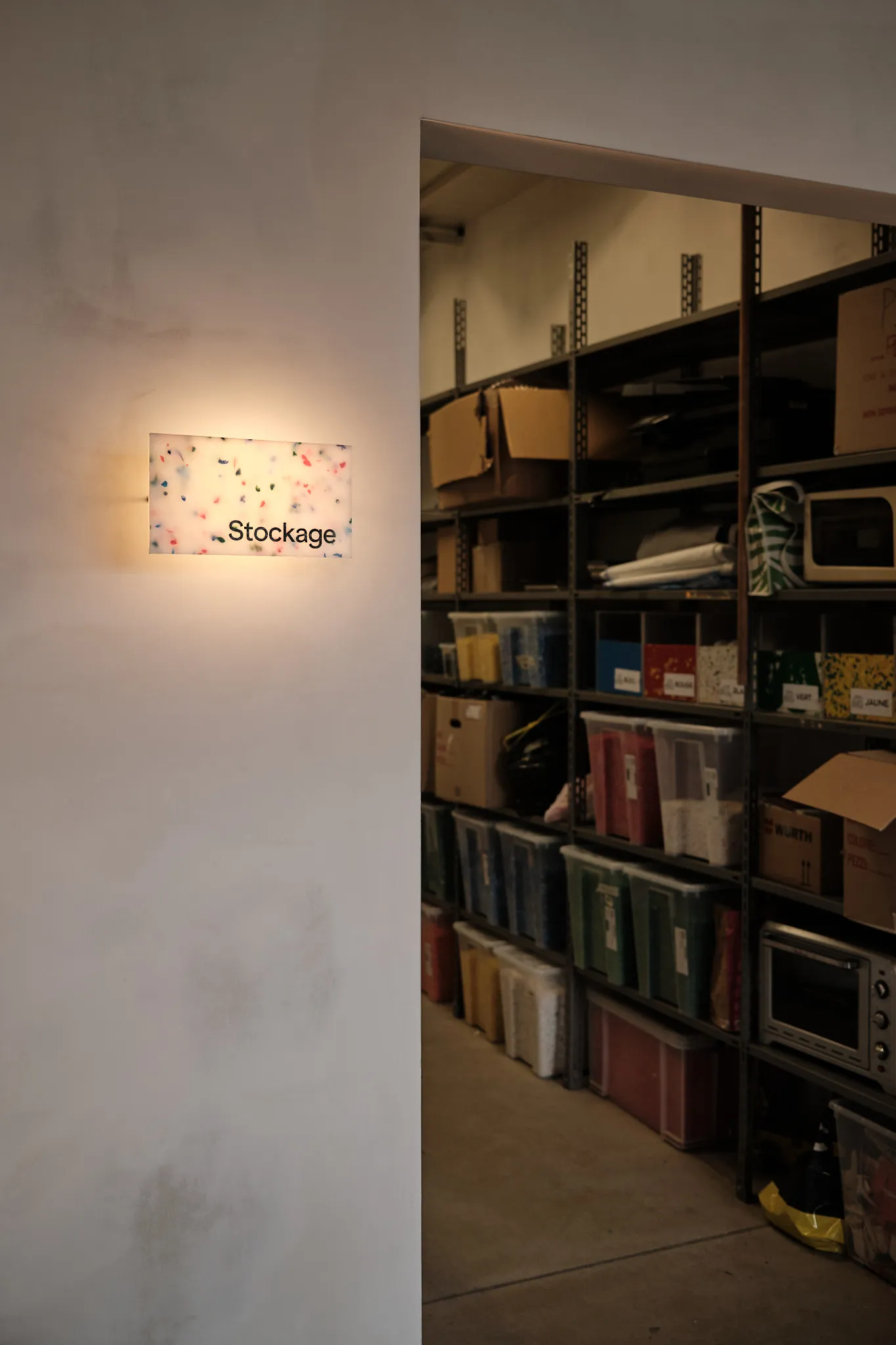 Signalétique « Stockage » en plastique recyclé dans l'atelier Glitter